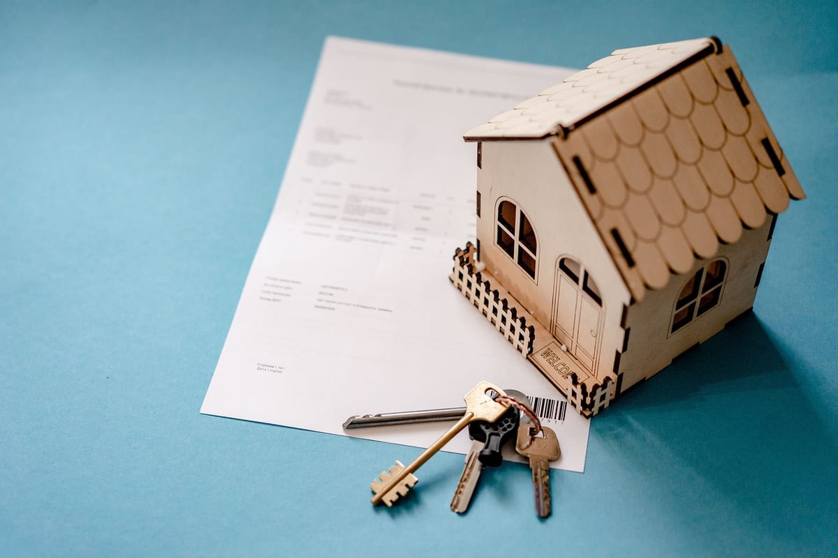 Un contrat d'assurance habitation et les clés d'un logement