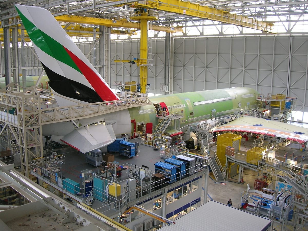 Une chaîne d'assemblage d'avions dans un hall industriel