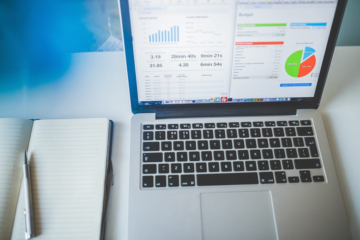 Une page de statistiques de fréquentation ouverte sur un portable