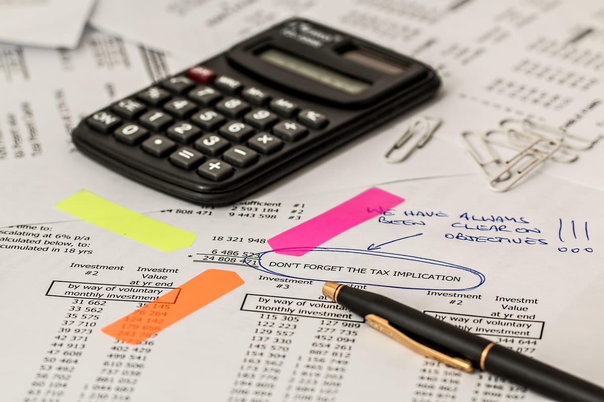 Un tableau de chiffres annoté, calculatrice à côté