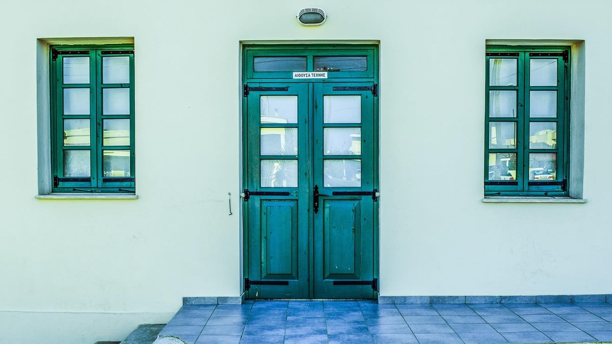 Un bâtiment scolaire et ses portes d'entrée