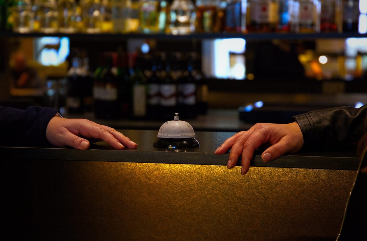 Une sonnette de réception sur le comptoir d'un hôtel