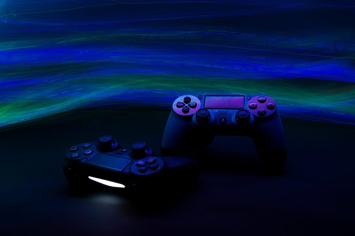 Un écran bleuté et une manette de jeu posée devant