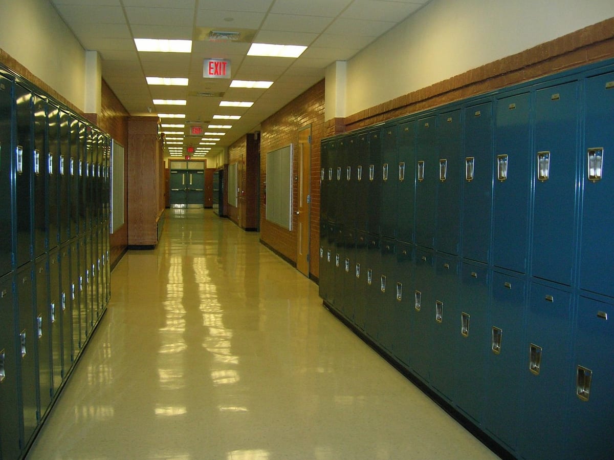 Un couloir d'établissement bordé de casiers