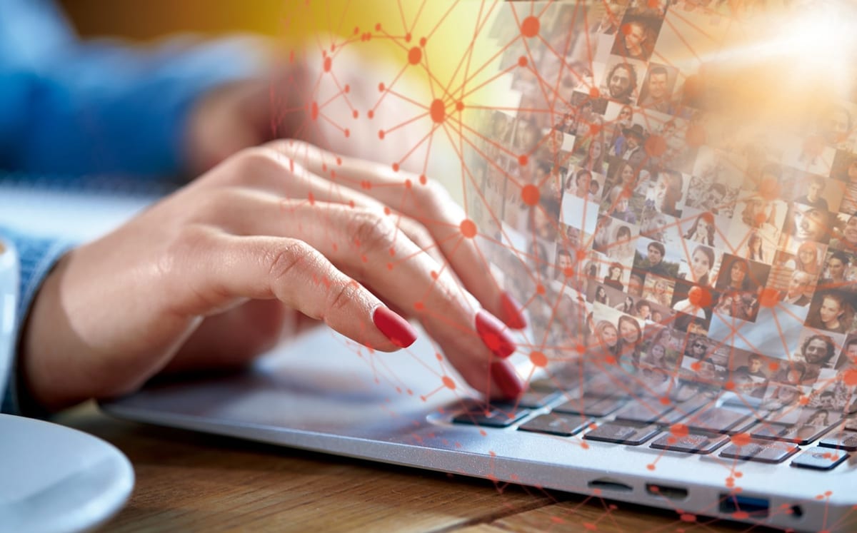 Une analyste de données au clavier, flux d'informations en surimpression