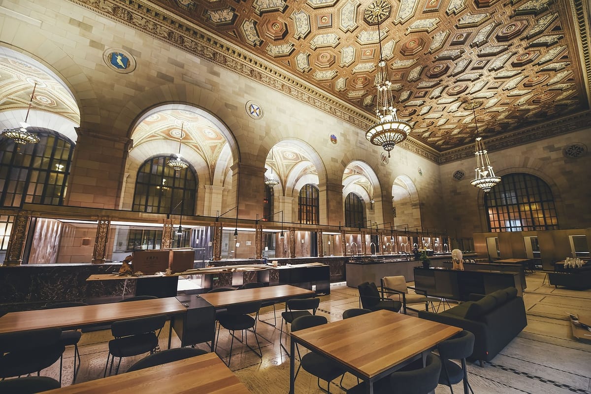 Un grand hall bancaire et ses guichets