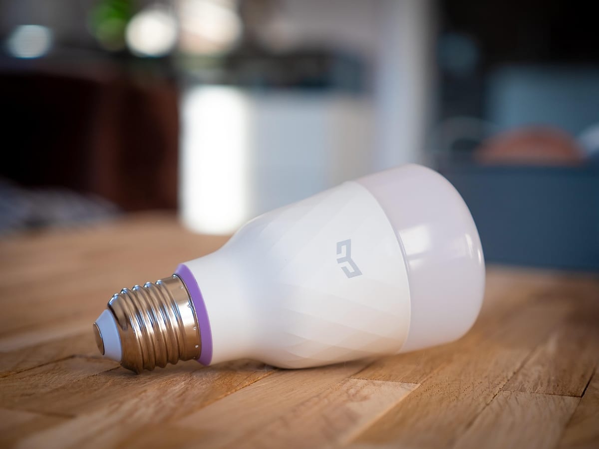 Une ampoule connectée posée sur une table