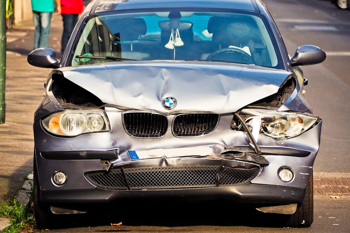 Une voiture accidentée, avant-train enfoncé, prête pour expertise
