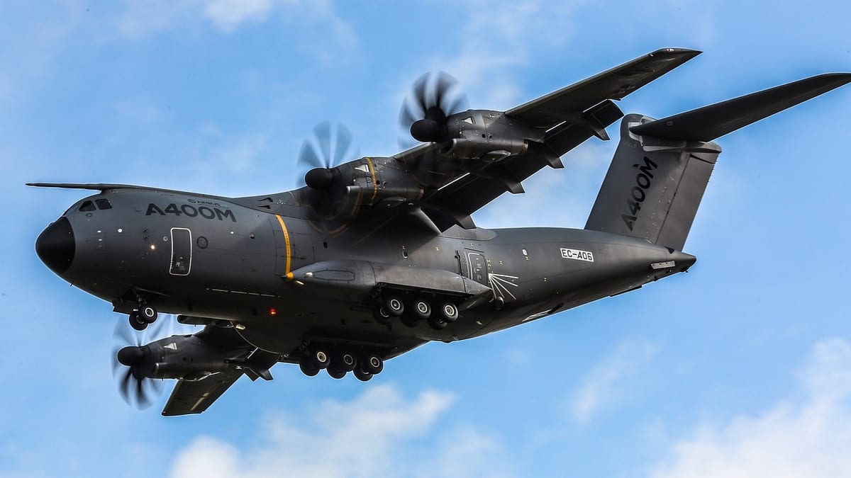 Une vue d'un avion de transport A400M en vol