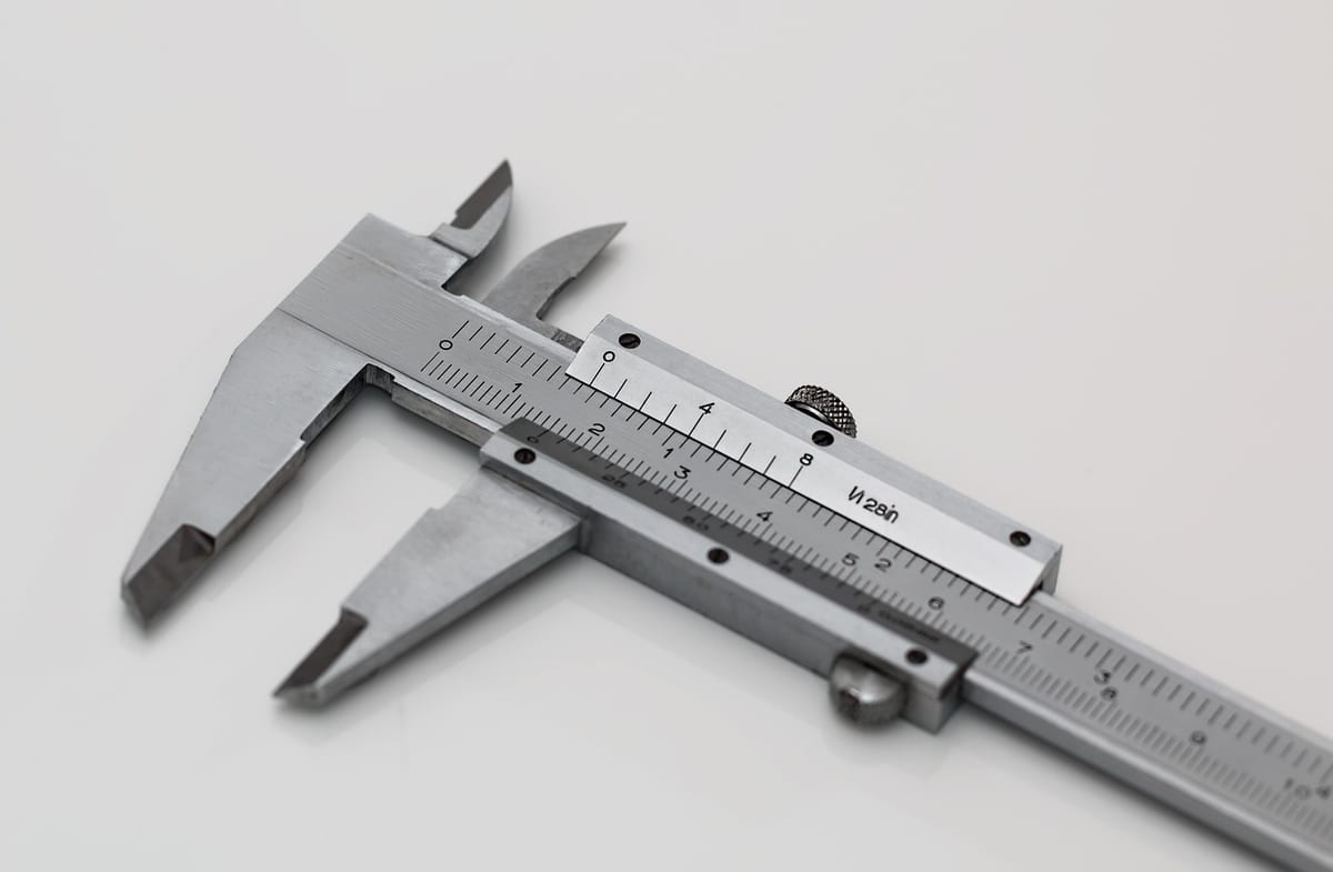 Un pied à coulisse, instrument de mesure de l'atelier