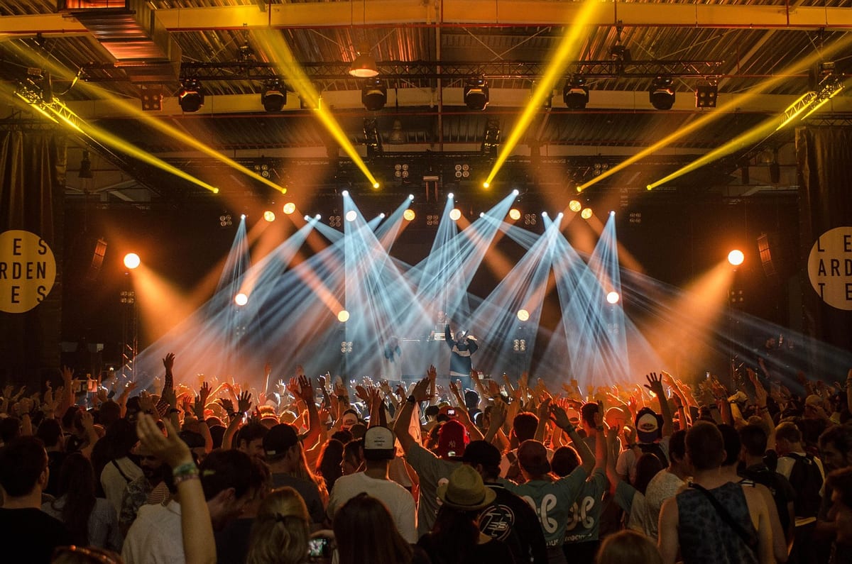 Une scène de concert balayée par les faisceaux des projecteurs