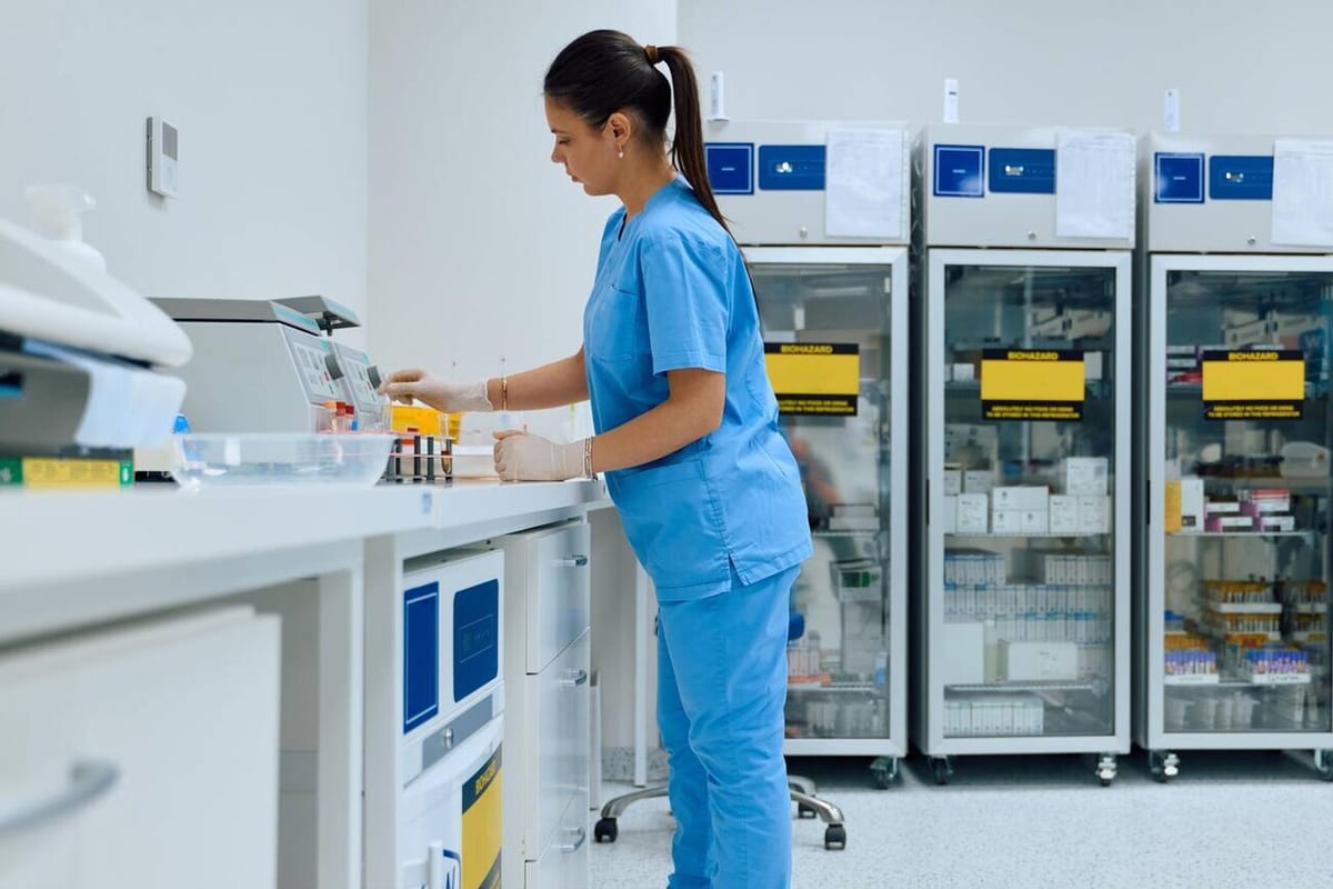 Une technicienne d'analyses biomédicales prépare un prélèvement en laboratoire