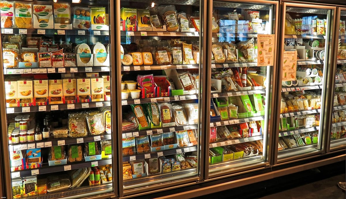 Une rangée de vitrines réfrigérées dans un magasin