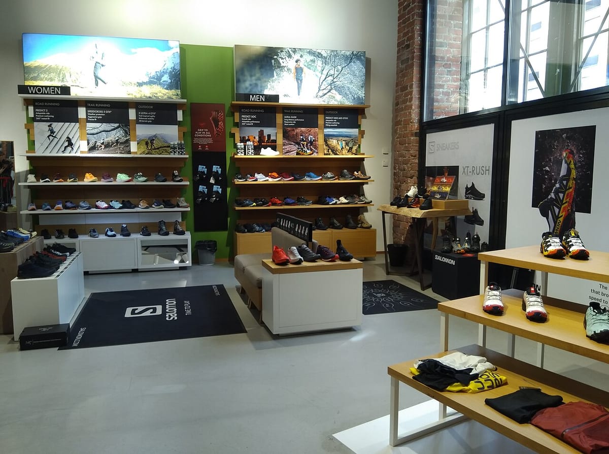 Une boutique de sport et ses présentoirs de chaussures, avant l'ouverture